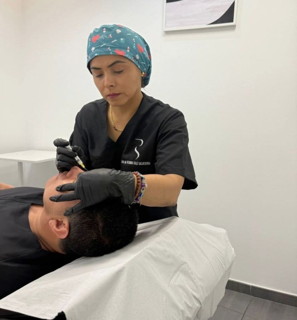 la doctora Rosmina Soliz aplicando un tratamiento estético en clñinica RS de Eibar