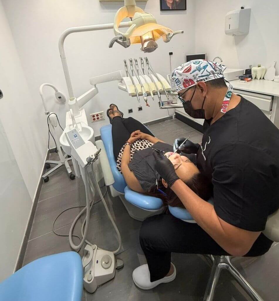 odontólogo tratando a paciente en la clínica RS de Eibar